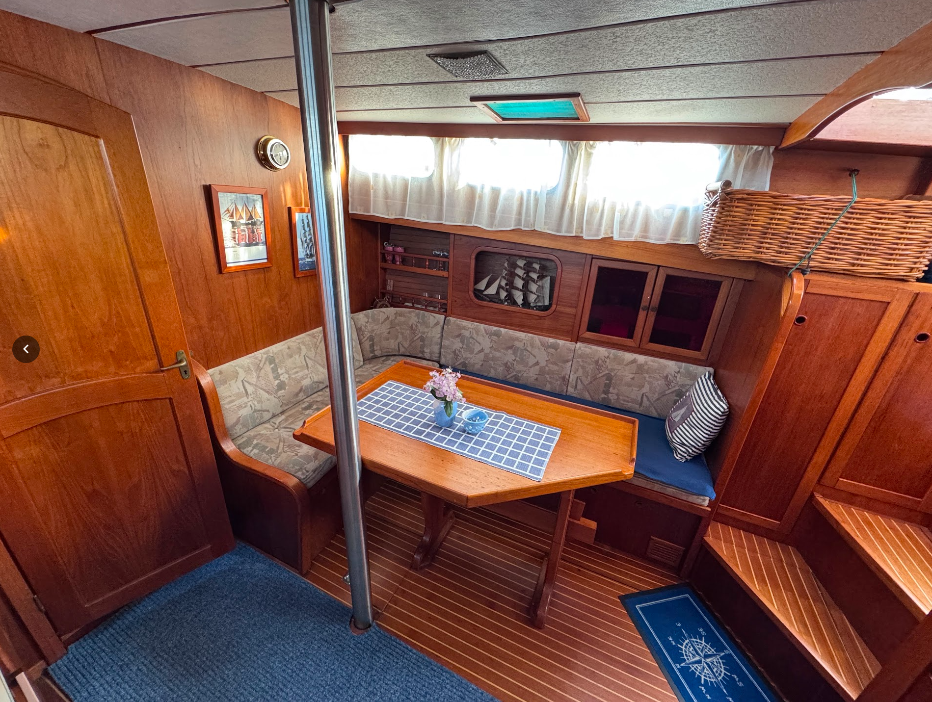 Saloon 2