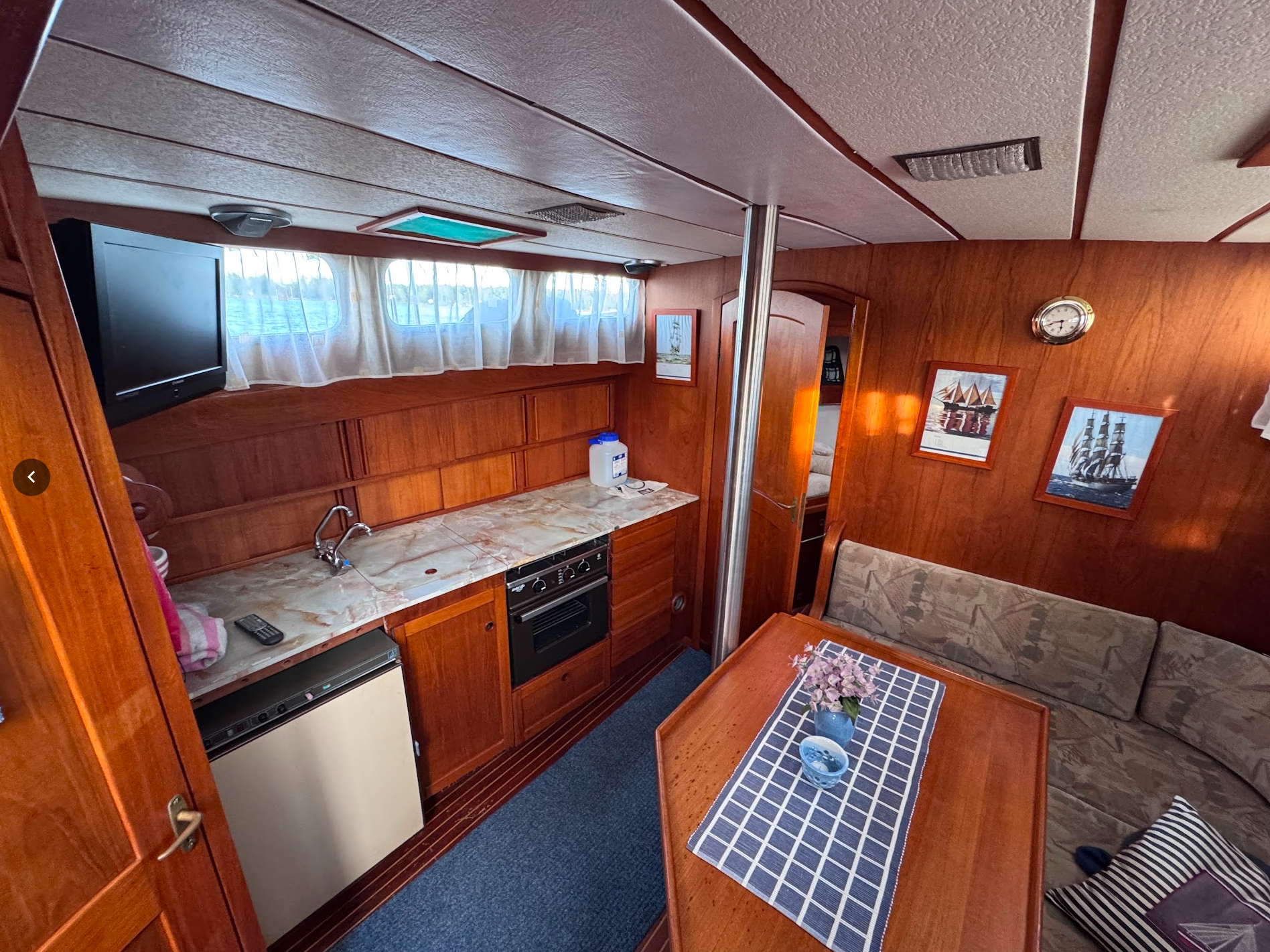 Saloon 3